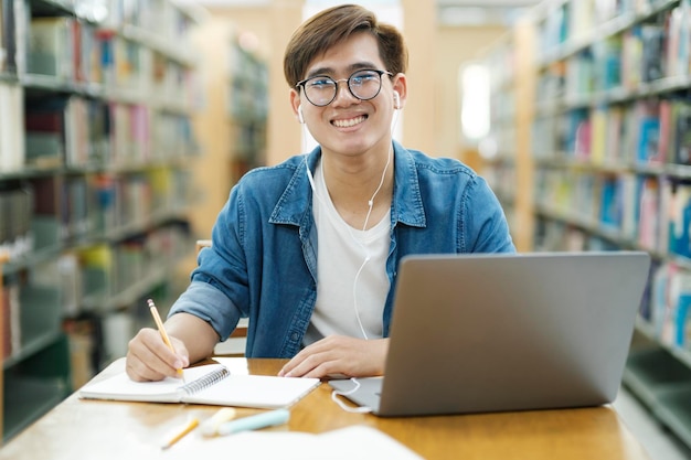Student studeert aan de bibliotheek