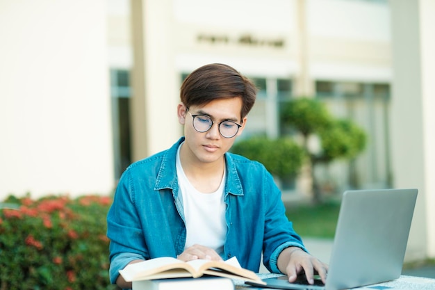 Student studeert buiten met behulp van laptop