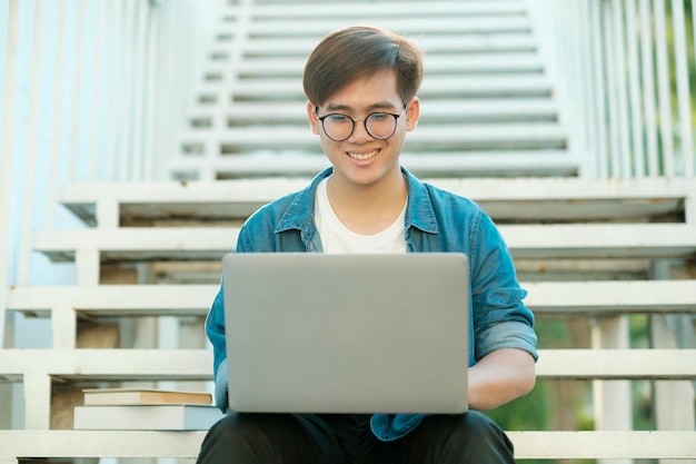 Student studeert buiten met behulp van laptop