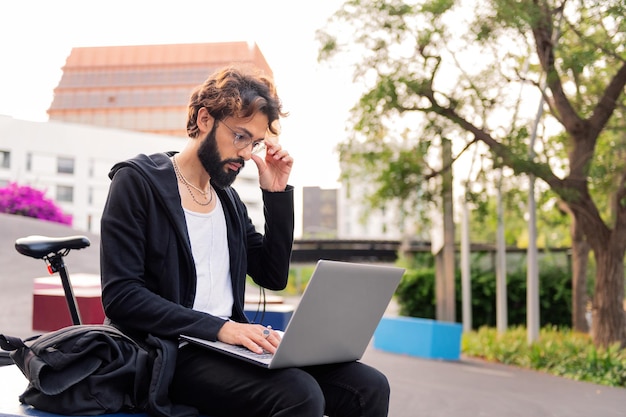 Student studeert met laptop op de campus