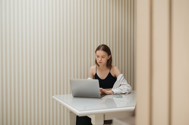 学生はテーブルの彼の部屋で勉強します