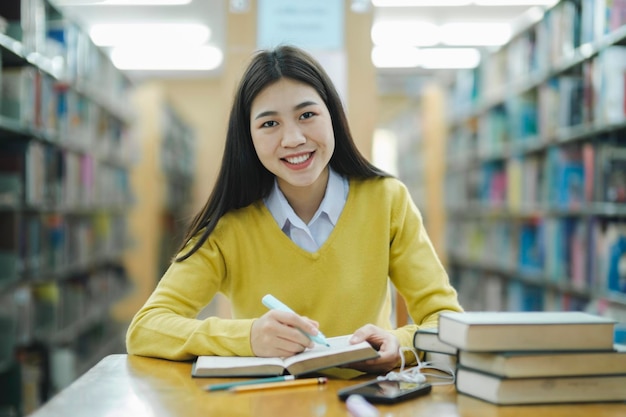 写真 図書館で勉強する学生