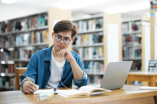 Photo student studying at library