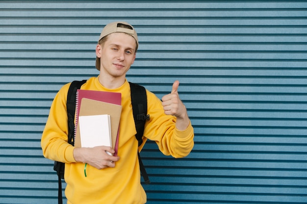 Studente in un abbigliamento casual elegante che indossa una felpa gialla