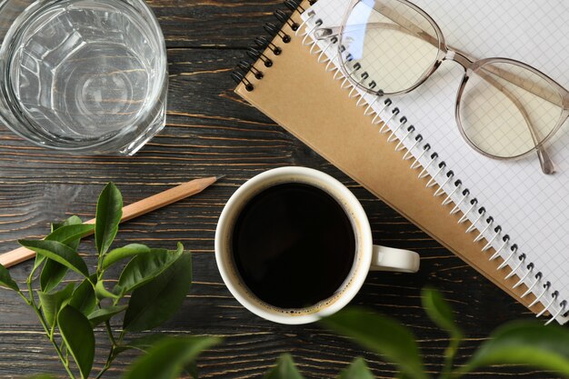 Foto forniture per studenti e tazza di caffè