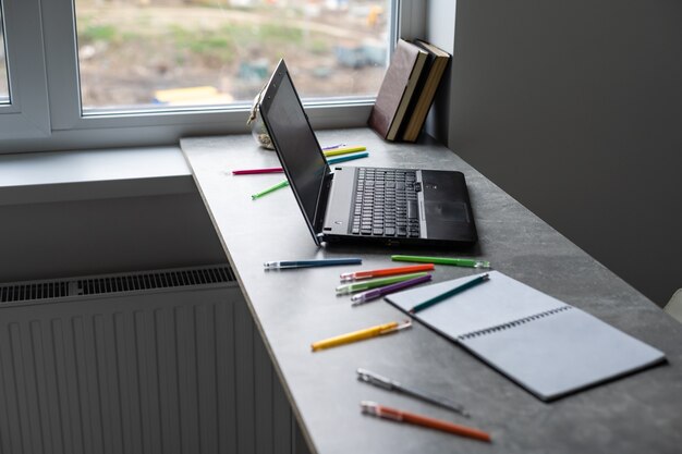 Student tafel achtergrond. modern bureau met laptop, boeken. blanco open dagboek met kopie ruimte voor tekst. bovenaanzicht, plat gelegd.