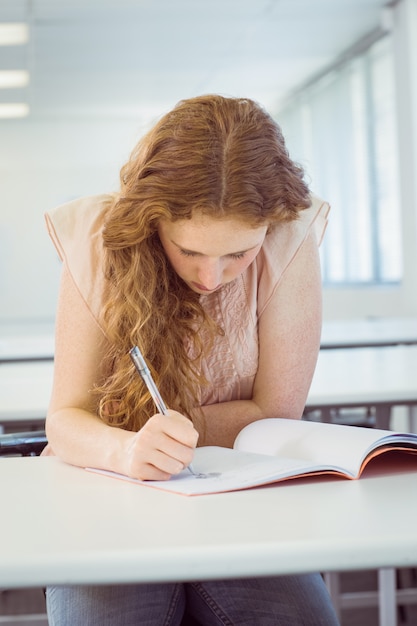 学生が授業でメモを取っている