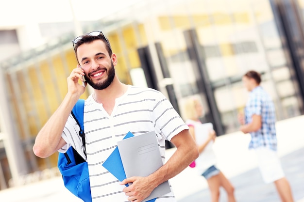 Uno studente che parla al telefono nel campus