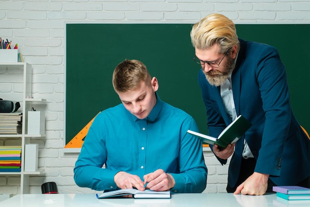 Photo student and teacher in class