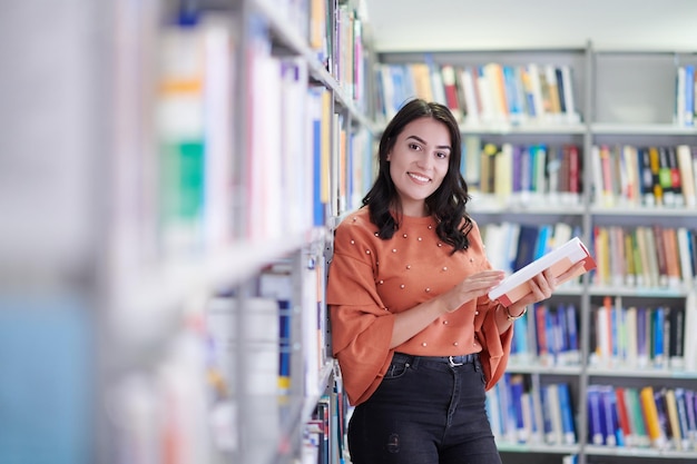 学生はノートブックと学校の図書館を使用します