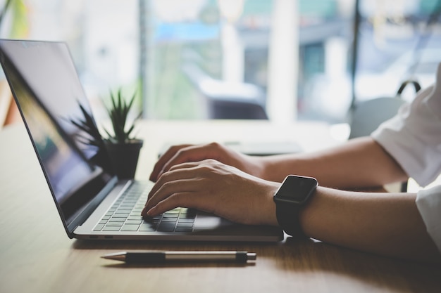 Foto studente che usa il computer per imparare il leasson online. uomo di avvio che lavora con il computer portatile