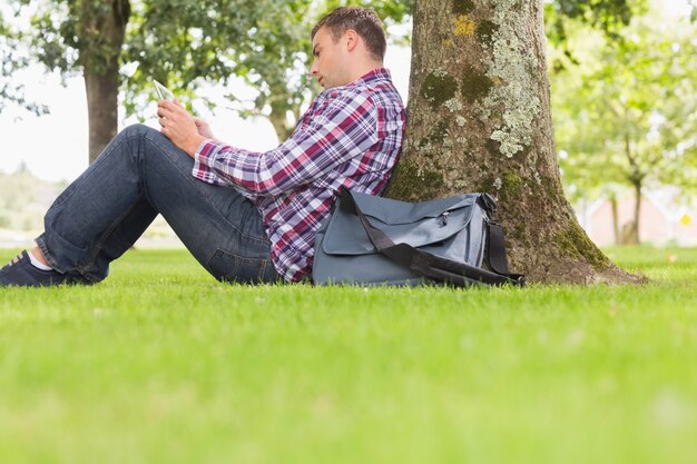 学生がタブレットを使って外で勉強する