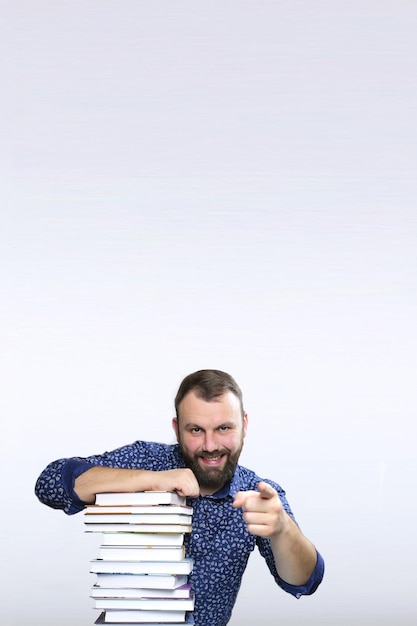 Student volwassen baard man met stapel boek in een bibliotheek geïsoleerde background