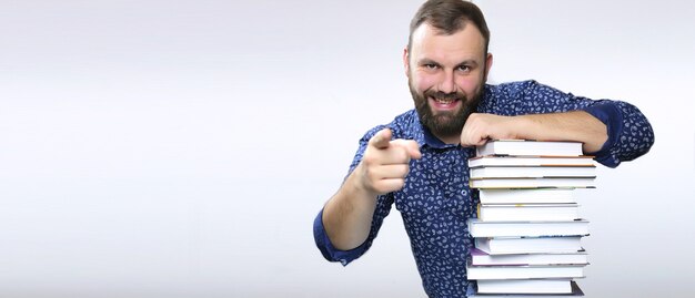 Student volwassen baard man met stapel boek in een bibliotheek