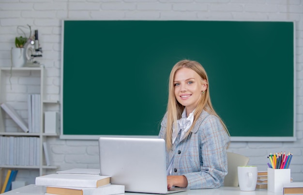 Student voorbereiding examen en leren lessen in schoolklas op schoolbord achtergrond.