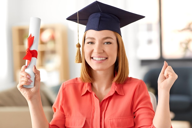 student vrouw met laptop en diploma thuis