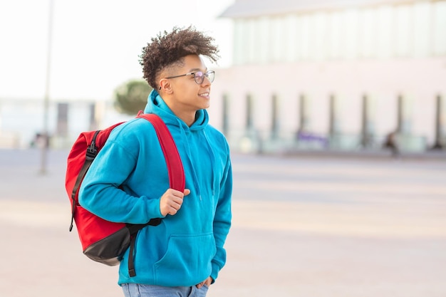 Photo student walking with backpack and looking away