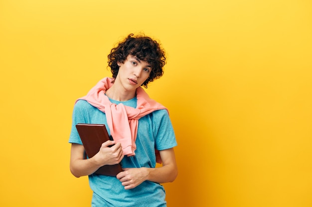 Foto studente con un libro collegio apprendimento giacca rosa sfondi isolati