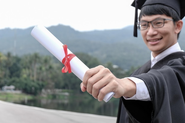 大学の卒業式ガウンを着て卒業を祝う学生