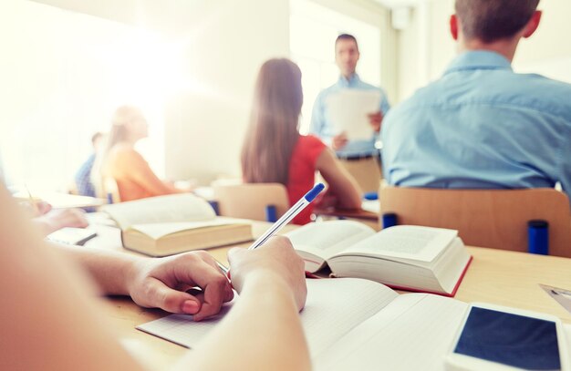 Foto studente con smartphone e notebook a scuola