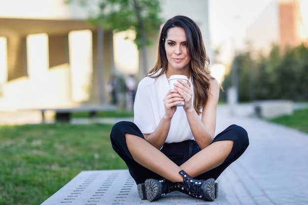 Photo student woman taking a coffee break at university