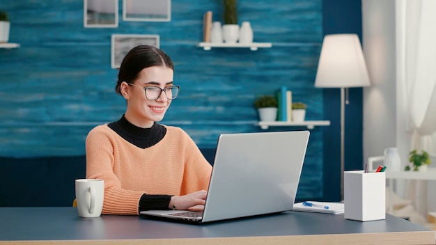 학교 프로젝트를 만들기 위해 책상에서 노트북으로 일하는 학생, 온라인 수업 과제를 위해 인터넷 조사를 합니다. 교육 과정을 공부하기 위해 컴퓨터와 웹 기술을 사용하는 여성.