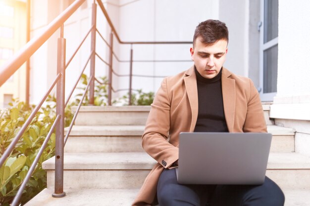 学生はコンピューターで働く