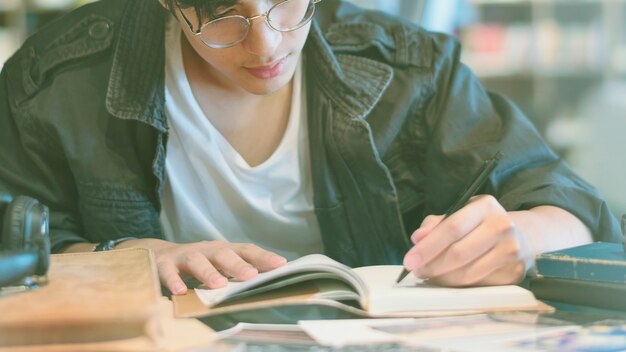 写真 ノートブックでの学生の書く