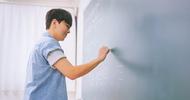 사진 블랙보드 에 글 을 쓰는 학생