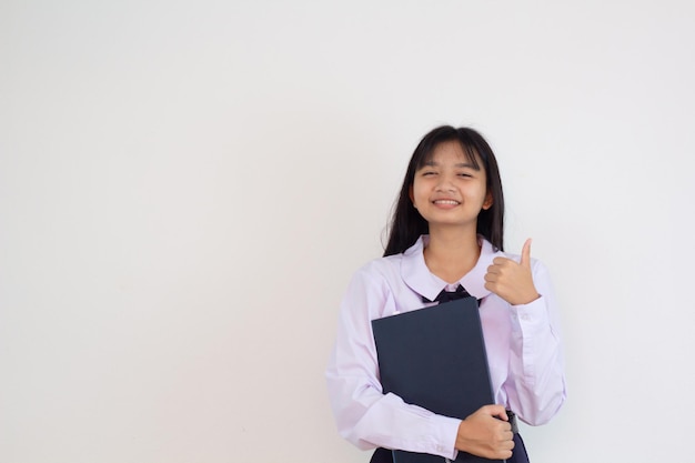 Студентка держит ноутбук на руке на белом фоне
