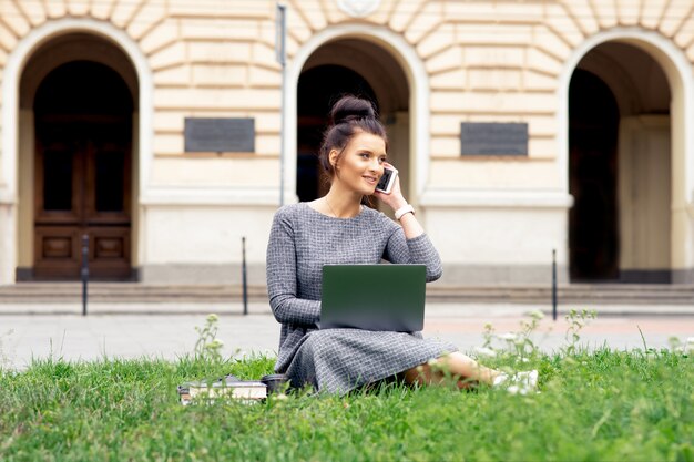 Foto giovane donna dello studente che parla sul telefono