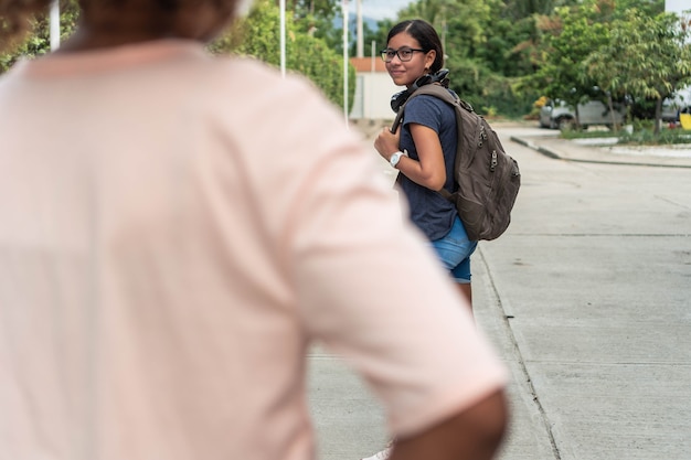 Student zegt vaarwel om naar school te gaan