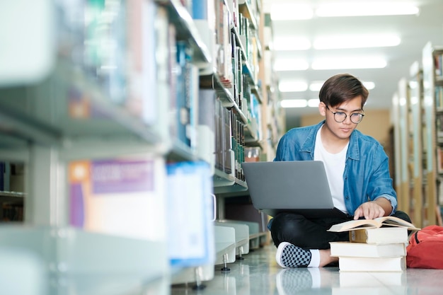 Student zitten en studeren in de bibliotheek