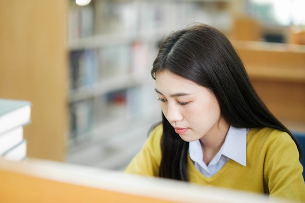 Student zitten en studeren in de bibliotheek