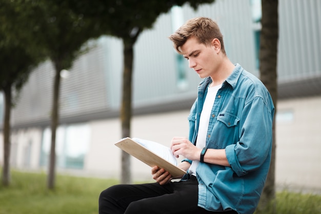 Student zittend op een bankje