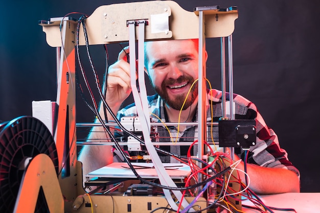 Studente maakt het item op de printer