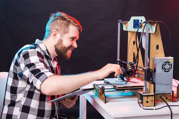 Studente maakt het item op de printer