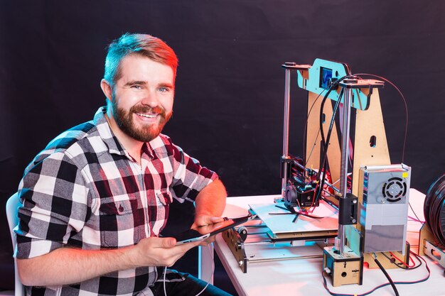 Studente maakt het item op de printer