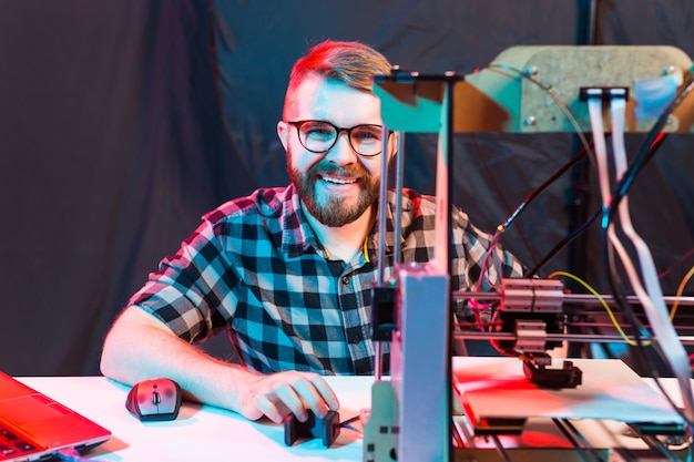 Studente maakt het item op de printer