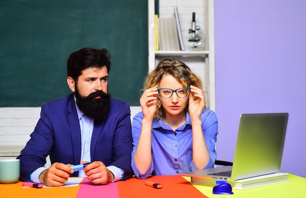 Studente met bebaarde leraar in auditorium leren onderwijsconcept grappige jonge leraar met