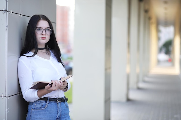 Studente op straat met boeken