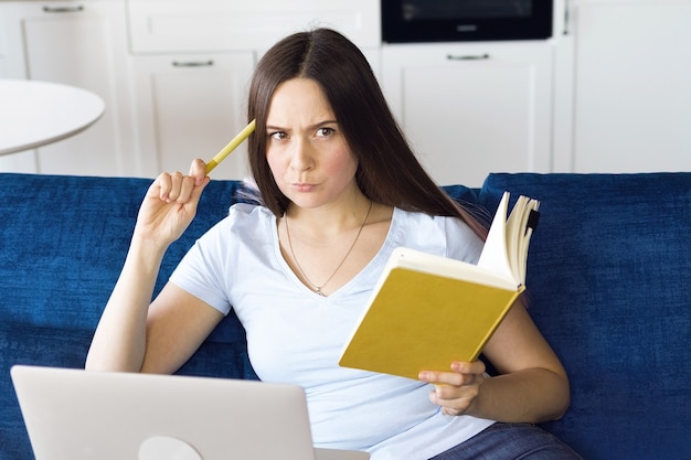 Foto studente wordt online getraind door middel van videolessen