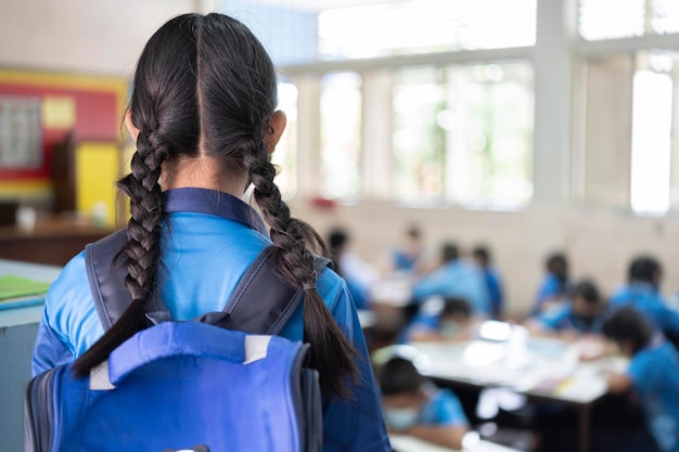 Studenten backpacken op de achtergrond van het klaslokaal waar studenten