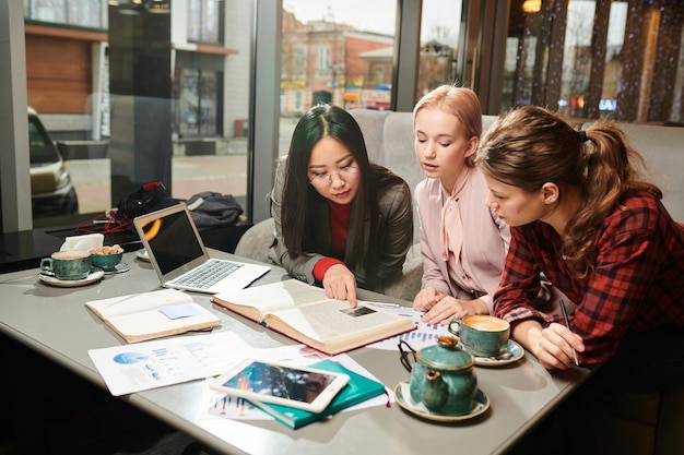 Studenten bereiden samen verslag voor