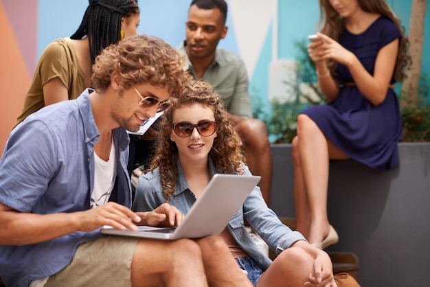 Foto studenten buiten of laptop voor online onderzoek op break campus of samenwerking op academisch project mensen diversiteit en praten over opdracht aan de universiteit en scrollen op het internet voor onderwijs