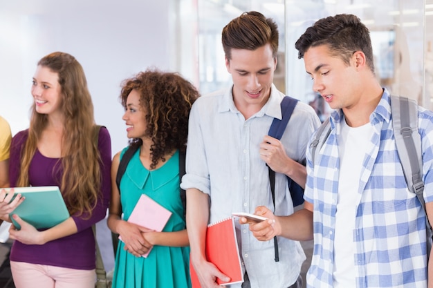 Studenten chatten tussen de lessen door