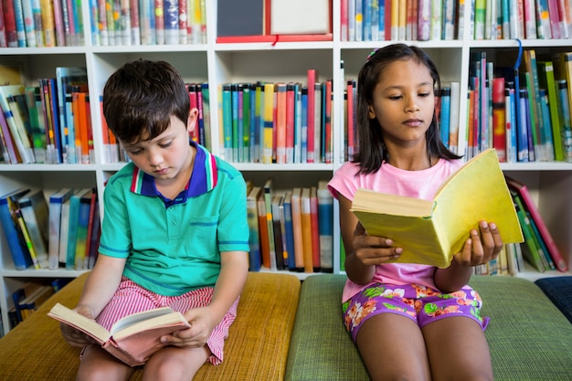 Studenten die boeken in schoolbibliotheek lezen