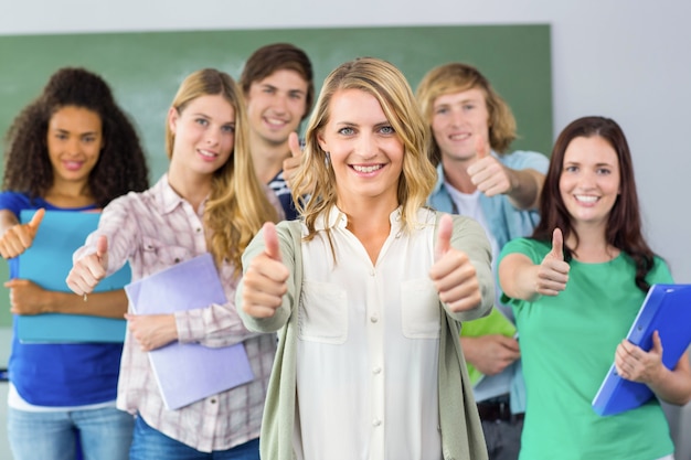 Studenten die duimen omhoog gesturing