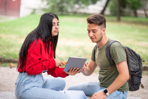 Studenten die een tablet gebruiken in een park