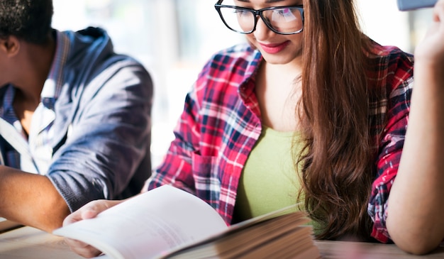 Studenten die het Concept van de Boekbrainstorming lezen